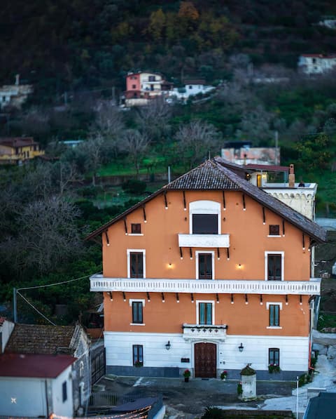 Lumina | 2 Private Suites 1800s Villa near Pompeii