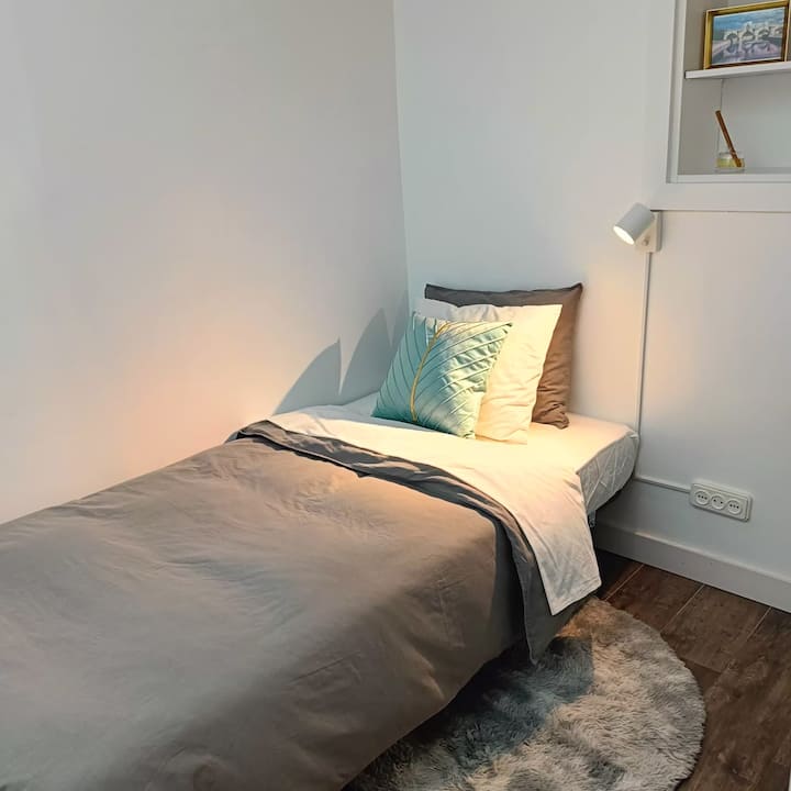 Dhoma #2 krevat tek me hapësirë 1.00 x 1.90 cm nuk ka dritare. Ka shtroja pambuku shumë të buta. Ka një dollap të gjerë,  Dhoma ka një radiator me ngrohje në dimër dhe një ventilator në verë.  Fotografia 1