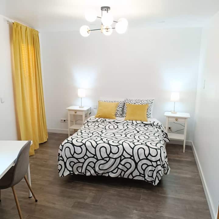 Dhoma 1 krevat dopio kryesor prej 1.40 x 1.90 cm është i gjerë dhe i ndritshëm me shumë dritë natyrale. Ka shtroja pambuku shumë të buta. Ka një dollap të gjerë, tavolinë pune. Dhoma ka një dalje private nga oborri. Fotografia 2