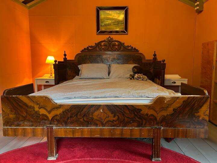 Kjo dhomë gjumi është në një shtëpizë të veçantë.