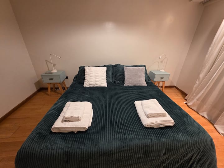 Il dispose de la climatisation dans la chambre. Il est possible de faire 2 places king ou 1 place les deux. Vous pouvez également ajouter un lit dans le même lorsque vous êtes 5 personnes et/ou placer le lit bébé dans le même