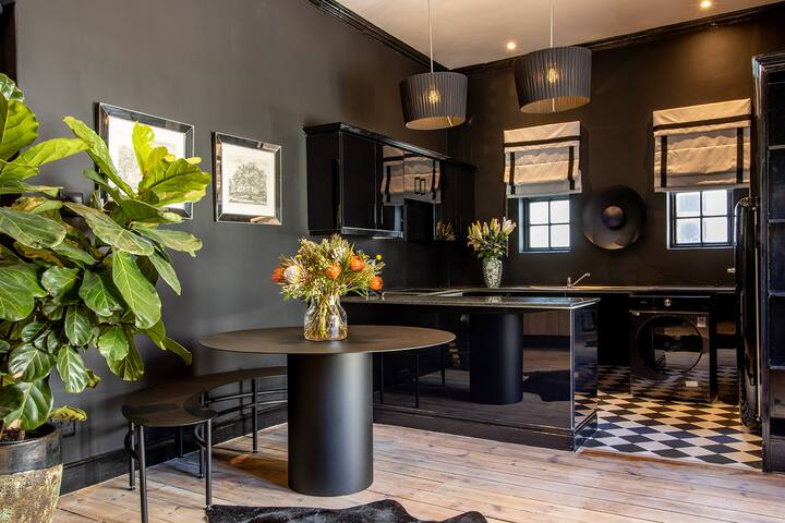 Sophisticated Seaside Townhouse gallery image 5