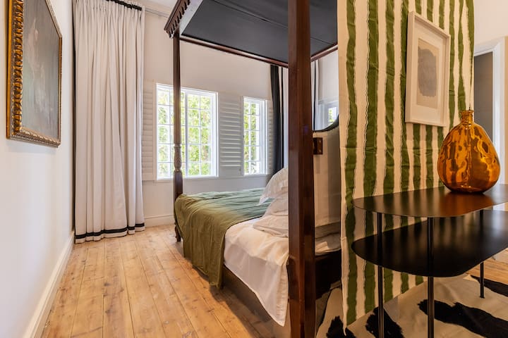 Sophisticated Seaside Townhouse gallery image 4