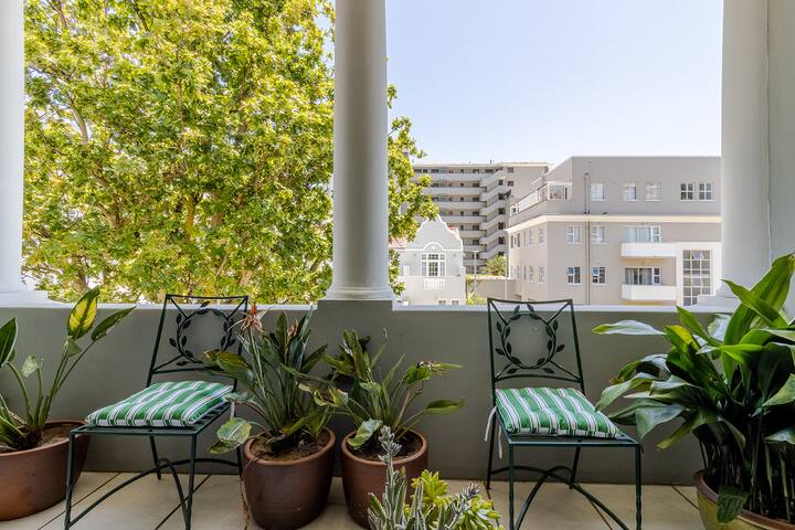 Sophisticated Seaside Townhouse gallery image 3