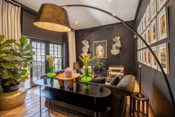 Sophisticated Seaside Townhouse gallery image 2