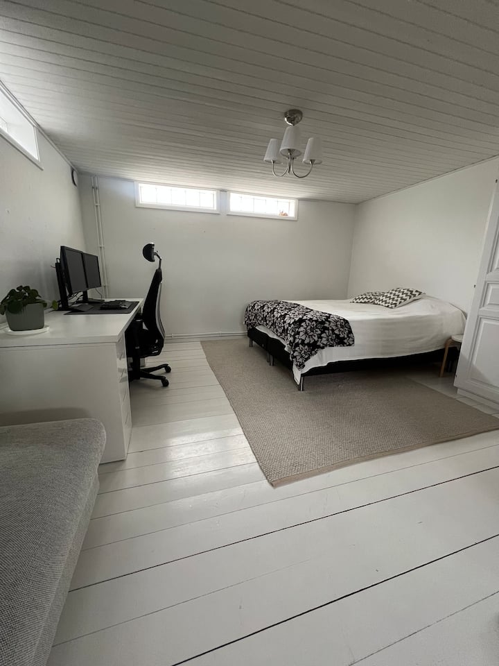 Спална соба на долниот кат во Гилестуган со кревет од 160 см. И дека има 105 кревета. Исто така, имајте душек на подот што можеме да го ставиме на подот.