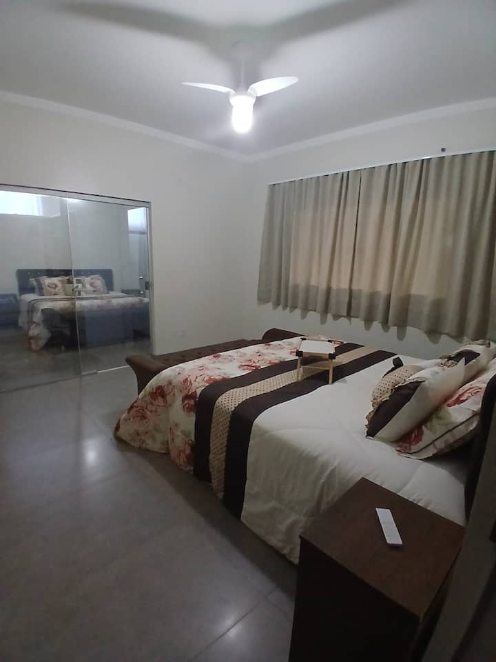 Chambre 01 avec salle de bains privée.