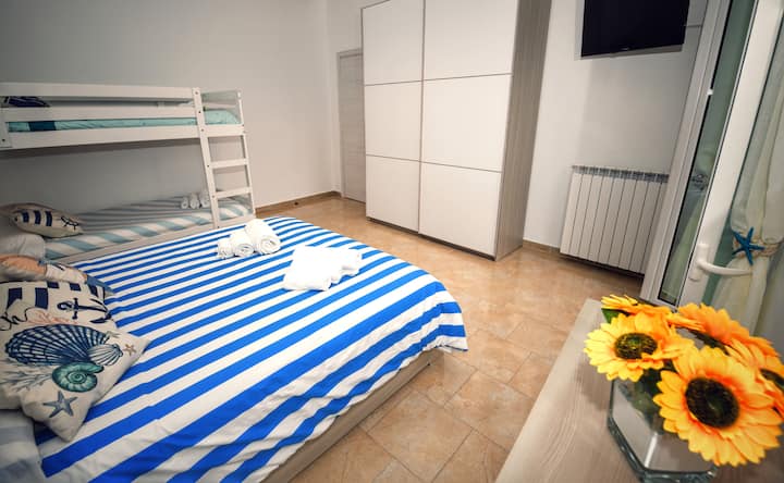 Um oásis de frescor e conforto. Cama de casal grande, móveis cuidadosamente projetados e ar condicionado para garantir o máximo de descanso após suas excursões a Cinque Terre