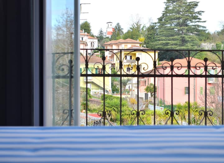 Um oásis de frescor e conforto. Cama de casal grande, móveis cuidadosamente projetados e ar condicionado para garantir o máximo de descanso após suas excursões a Cinque Terre