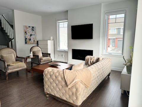 Successful Airbnb property: Beautiful Modern End Unit Townhome in Kanata