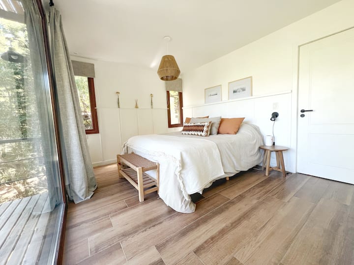 Приватната главна спална соба има кралски сомери од 1,80 линии hotelera premium La Cardeusse, простран плакат, паметен телевизор и излез од терасата со фотелји.