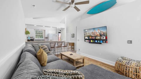 Popular Airbnb listing: Gray Man House Heated Plunge Pool in Pawleys Island