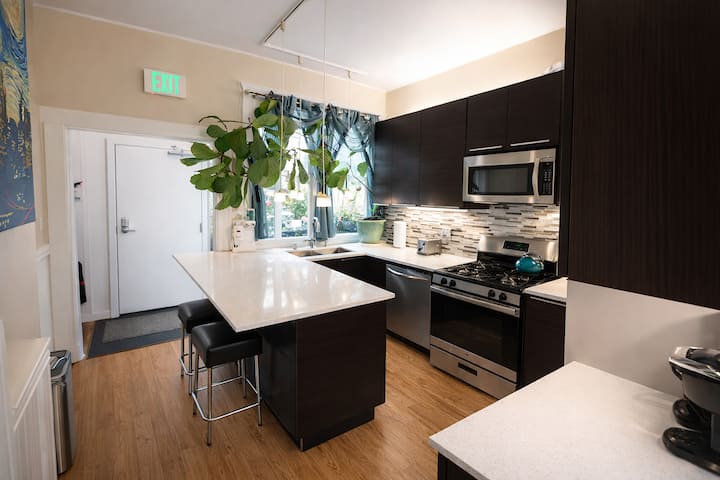 Elegant Large Room With Roof Deck - San Francisco, CA
