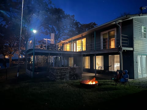 Water front w/private dock! Boat Available to rent