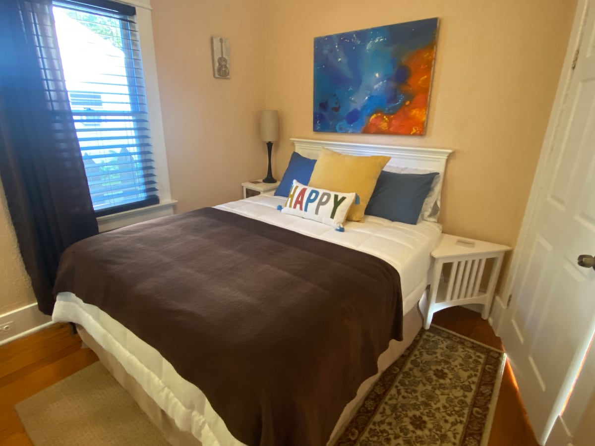 两张床都是标准双人床，配有3英寸床垫。 床头柜旁可轻松使用电源/3叉插头，方便插入电源，也可在灯光下使用。 