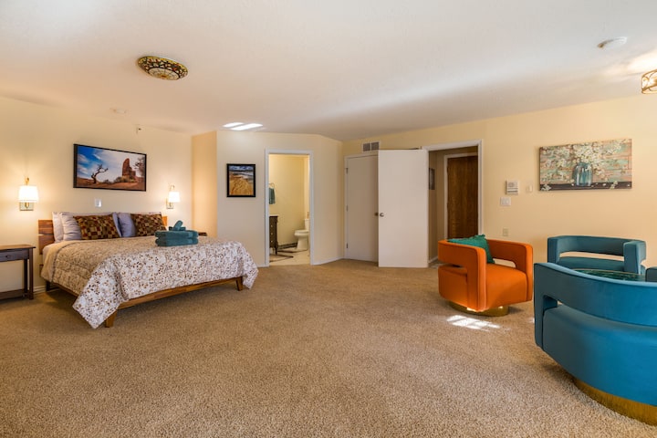 Située au niveau inférieur (lit Queen size) avec sa propre salle de bain. (Avec douche, pas de baignoire)