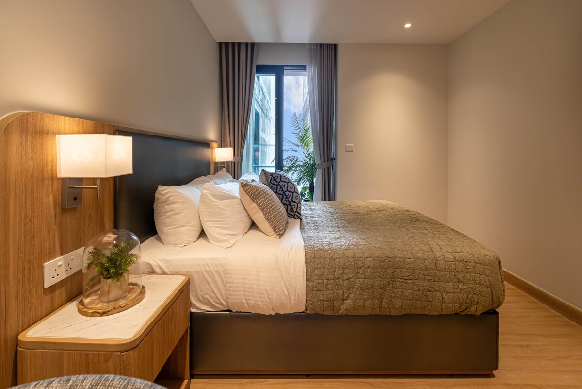 Тази спалня разполага с двойно легло и самостоятелен балкон