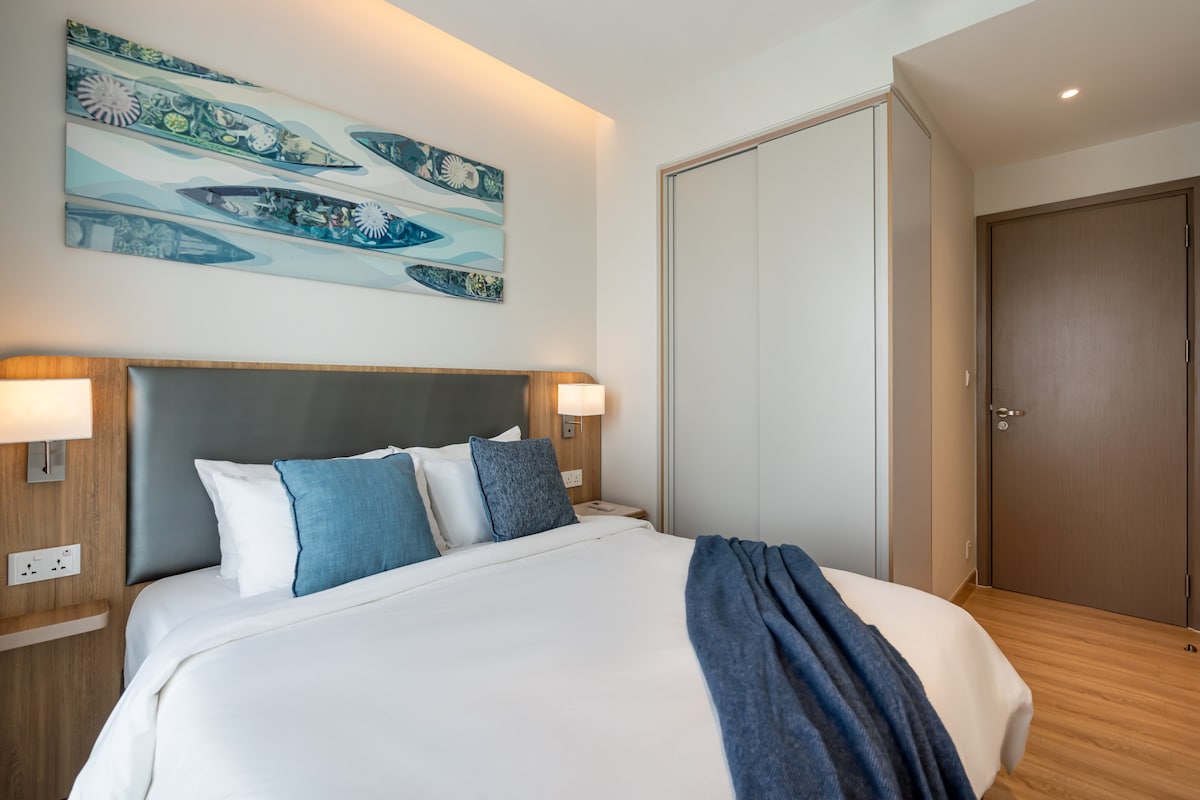 Тази спалня има двойно легло и баня точно до нея