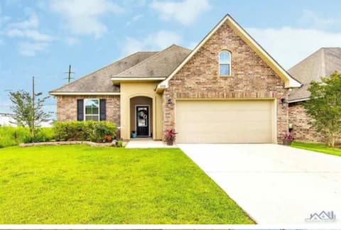 Peaceful, Modern Oasis In Prime Houma Location