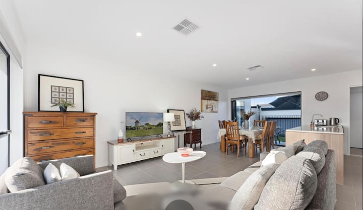 Oran Park Main Bedroom House - Campbelltown