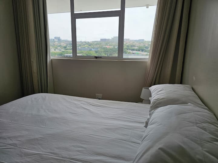 Спалня с двойно легло и панорамен изглед към хребета и прекрасни залези 