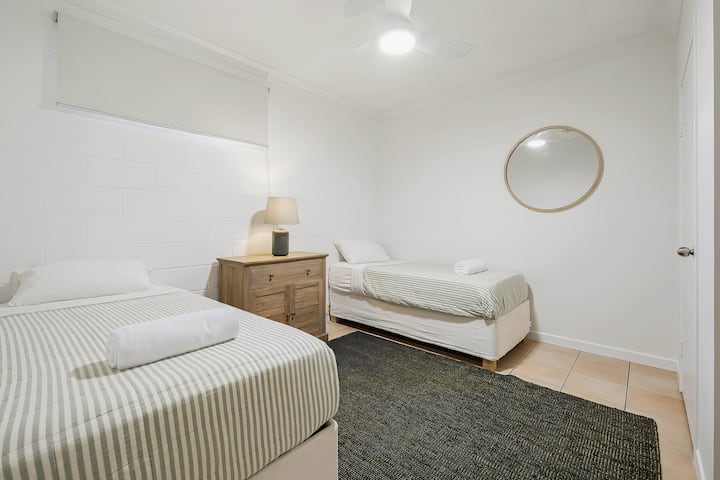 2 lits simple avec du linge de maison de qualité, assurant le confort. 