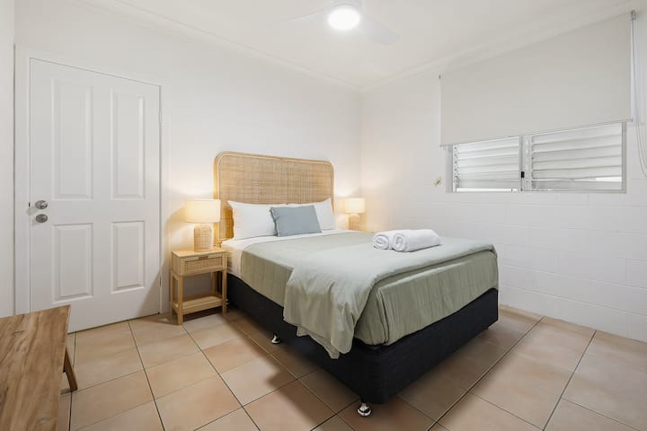 Lit queen size avec armoire intégrée et magnifique tête de lit en rotin ! 