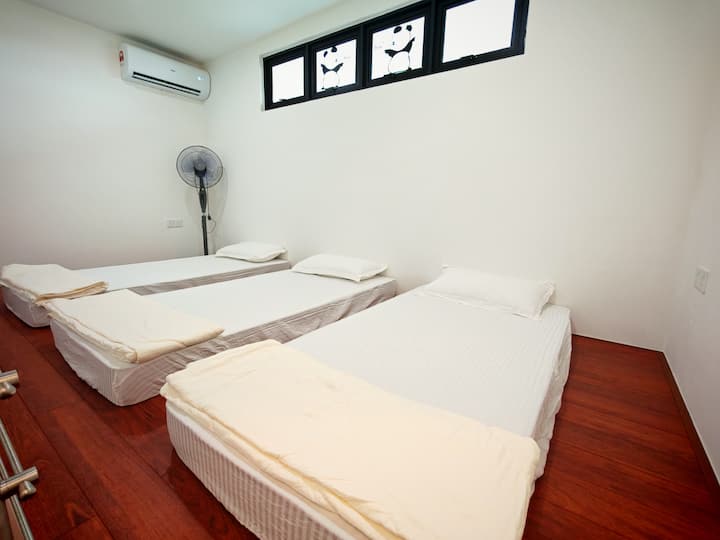 Quarto aberto no 3º andar - 3 camas de solteiro 0,8