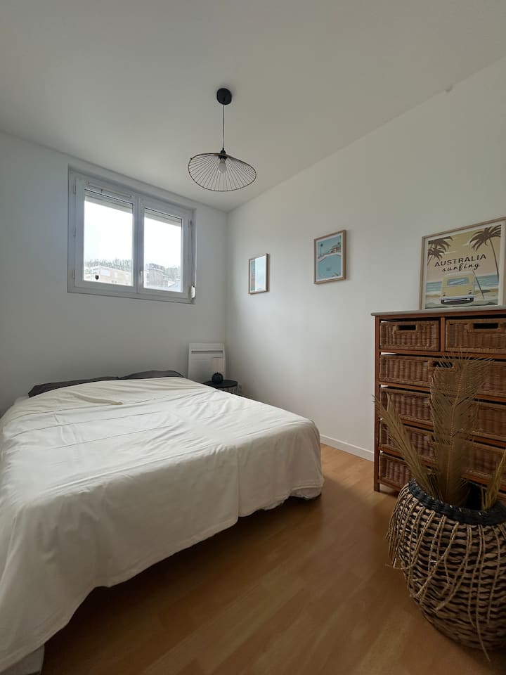 Dhomë gjumi e qetë me krevat dopio, dekor të butë dhe dritë natyrale. Një hapësirë çlodhëse e projektuar për net të qeta dhe një zgjim të butë