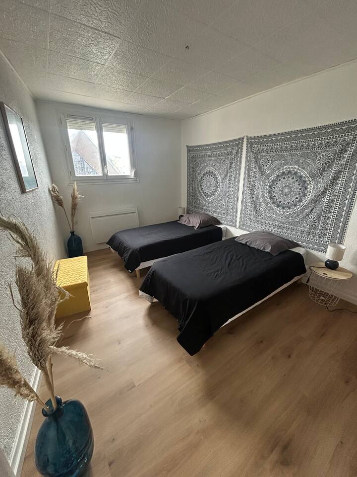 Dy krevate tekë në një dhomë gjumi të gjerë me dekor të qetë. Vendi i përkryer për një qëndrim të rehatshëm për dy persona, me miqtë ose familjen