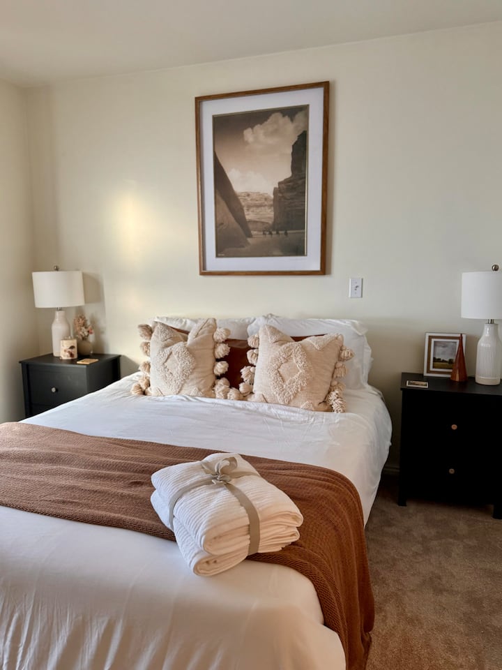 Slap af i en rummelig master-suite med en queensize-dobbeltseng med blødt sengetøj og en stor kommode til opbevaring. Et stort skab holder orden i din bagage, og det tilstødende badeværelse er praktisk. Perfekt til at slappe af efter en dag med udforskning!