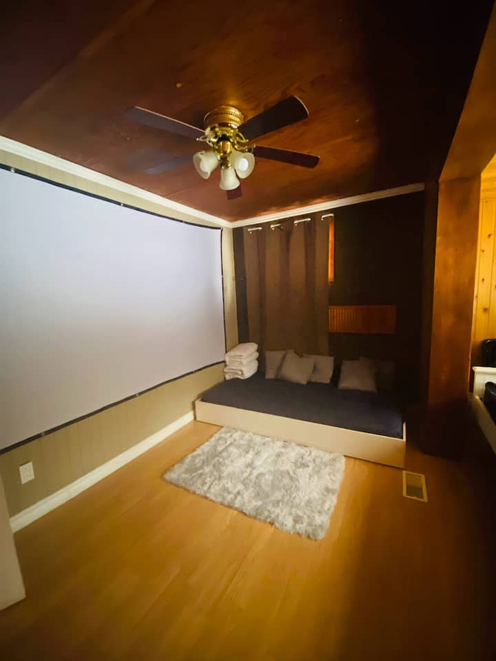 אזור קולנוע עם מסך גדול ומקרן אחורי ( 2 מיטות יחיד נוספות לא כלולים) 