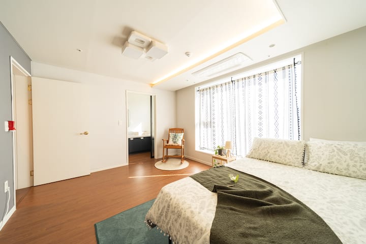 La chambre 1 dispose d'une salle de bain et d'une salle d'eau.