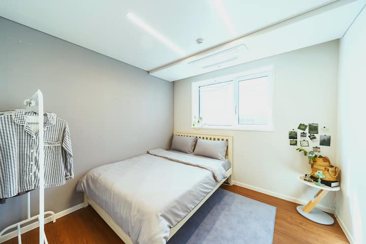 Соба 2 има брачен кревет.
Исто така, има еден пар пижами за мажи и жени и тие секогаш се чистат.