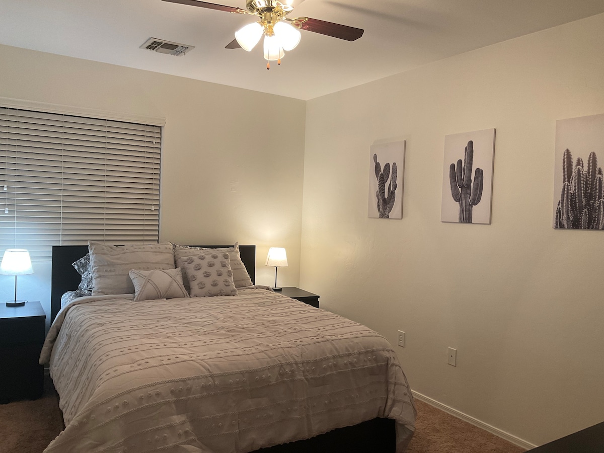 Pumzika katika chumba hiki cha kulala kinachovutia kilicho na kitanda cha ukubwa wa kifahari na sehemu ya kutosha ya mapambo na hifadhi kwa manufaa yako.