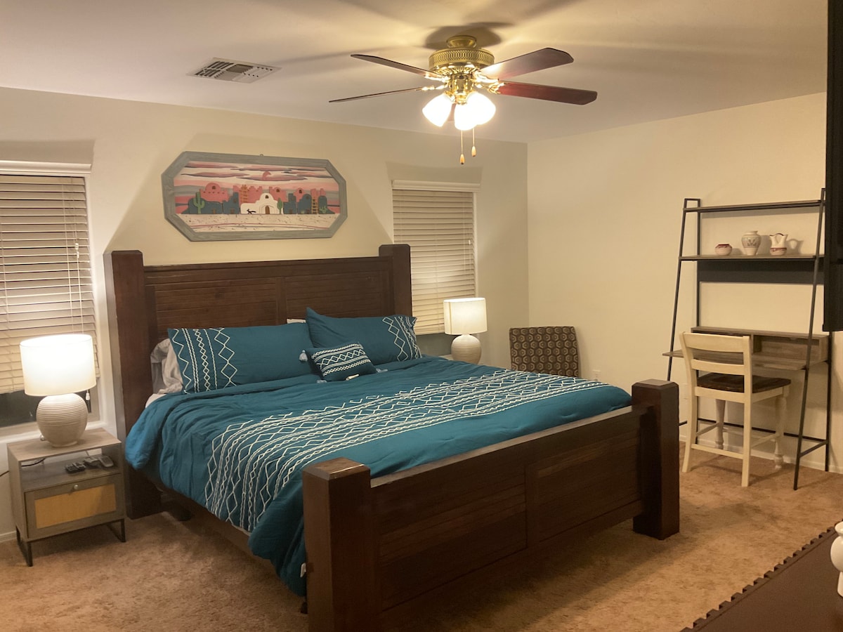 Pumzika katika chumba kikubwa cha kulala chenye kitanda cha kifahari cha California cha ukubwa wa kulala, kinachokuwezesha kufanya starehe yako iwe mahususi kwa ajili ya usingizi bora wa usiku.