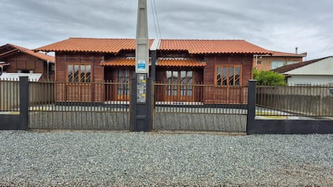 Airbnb em destaque: Cozy and Comfortable House - Salinas em Balneário Barra Do Sul