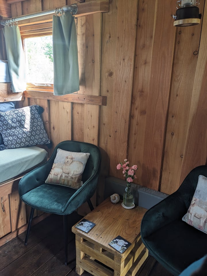 The Wagon, Rustic Charm With Modern Comforts - Hartington