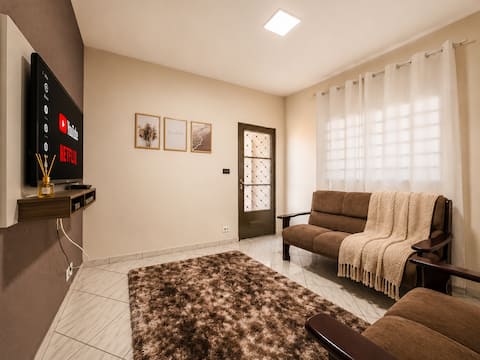 House 4 minutes from downtown + air conditioning and parking