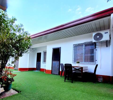 5-mins walk to Beach, Whole House, Free Parking