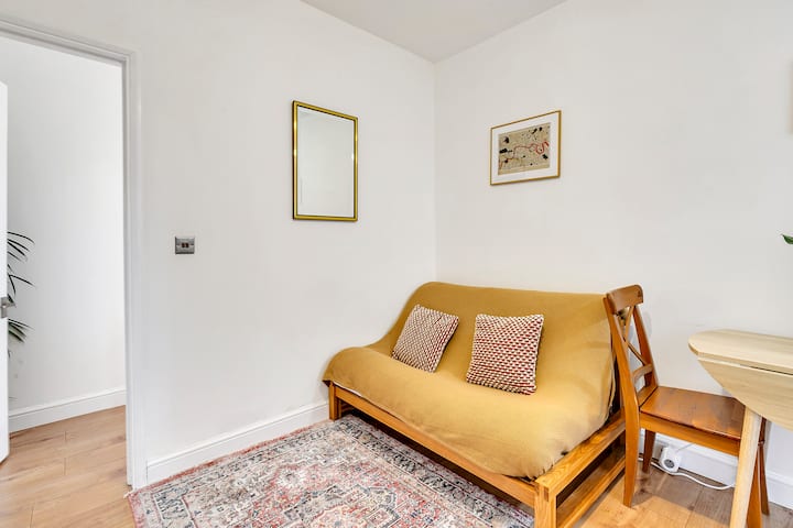 这张日式床垫可以轻松拼成一张舒适的双人床，可睡两个人。