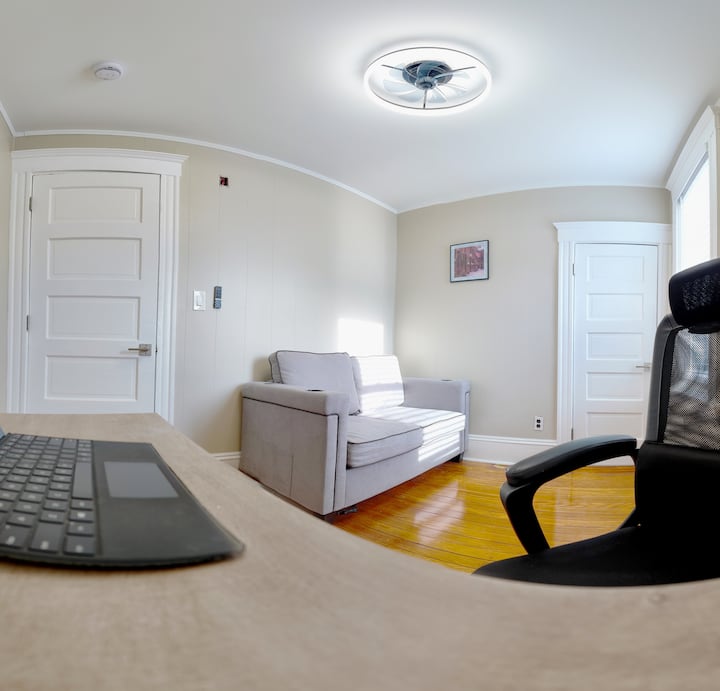 Espacio de oficina con sofá cama de tamaño completo