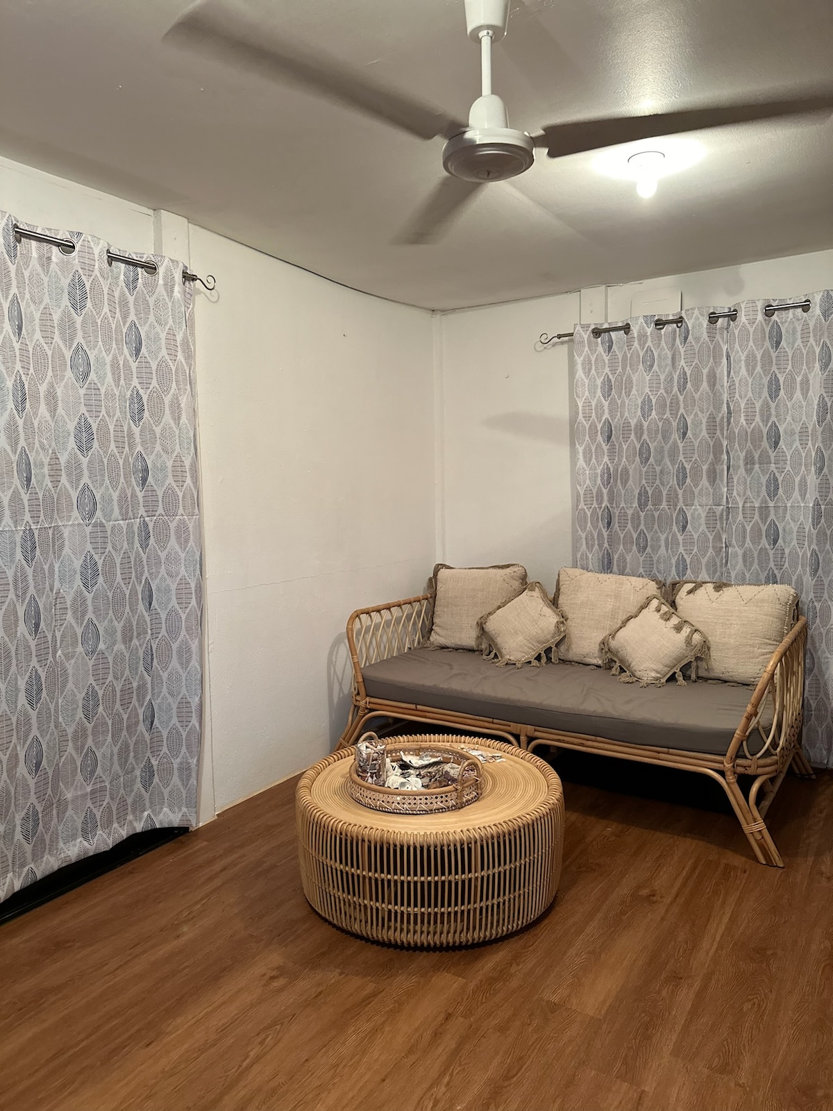 Დღის დივანი მეხსიერების ქაფის ბალიშით და უამრავი ბალიშით შუადღის დროებით მოხსნისთვის ან კარგი ძილისთვის! Ხელმისაწვდომია ზეწრების, საბნების ნაკრები და საწოლის დამატებითი ბალიშები. 