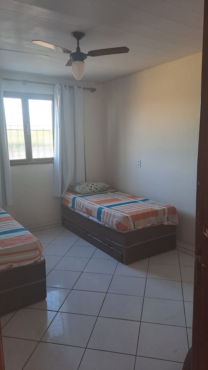 2 camas individuales con camas auxiliares y 4 camas supletorias, las camas también están acolchadas 