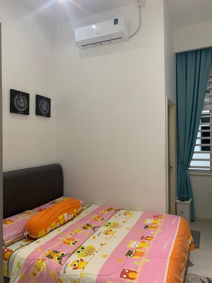 1 cama tamaño queen con aire acondicionado