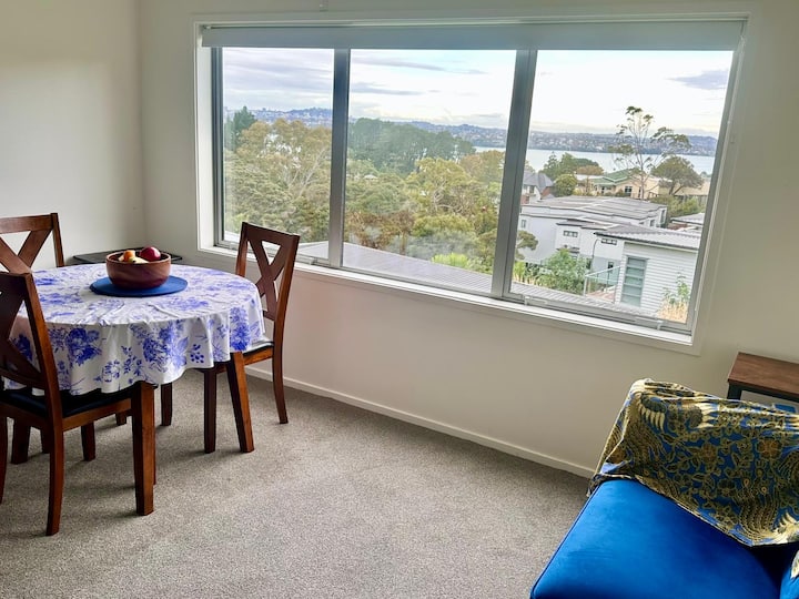 Harbour Views & City Lights – Peaceful 2br Retreat - Auckland