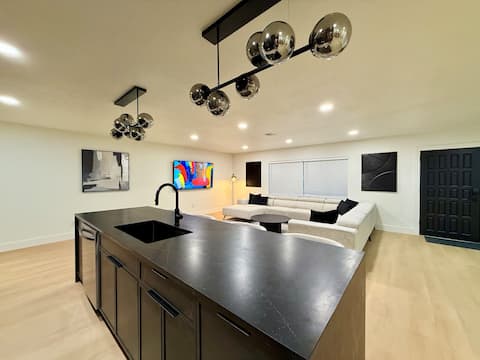 Big Luxury Modern Pool Home With Hot Tub!