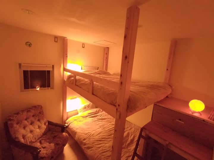 poschodová posteľ len pre ženy 