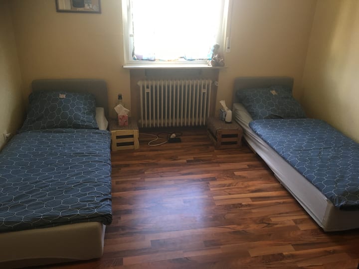 2 фотелји со подлога со летви 