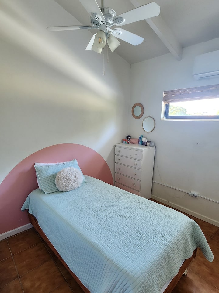 เตียงเดี่ยวที่สามารถเปลี่ยนเป็นขนาดคิงไซส์ได้หากจำเป็น 